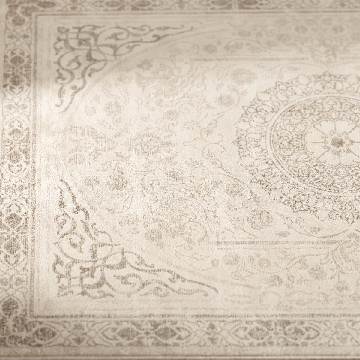 Gros plan sur le velours ras et le motif persan, coloris crème beige