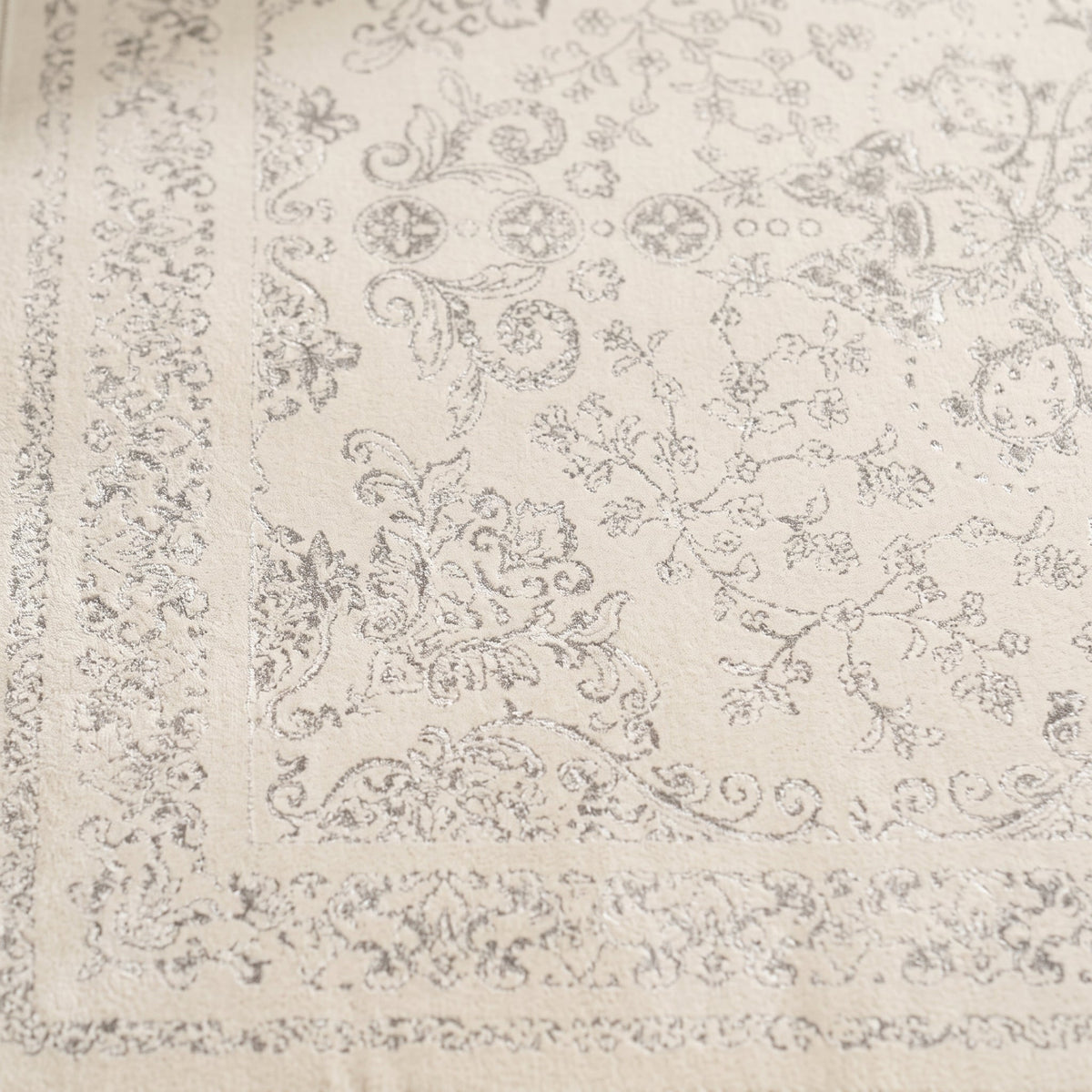 Gros plan sur le velours ras et le motif persan, coloris crème beige