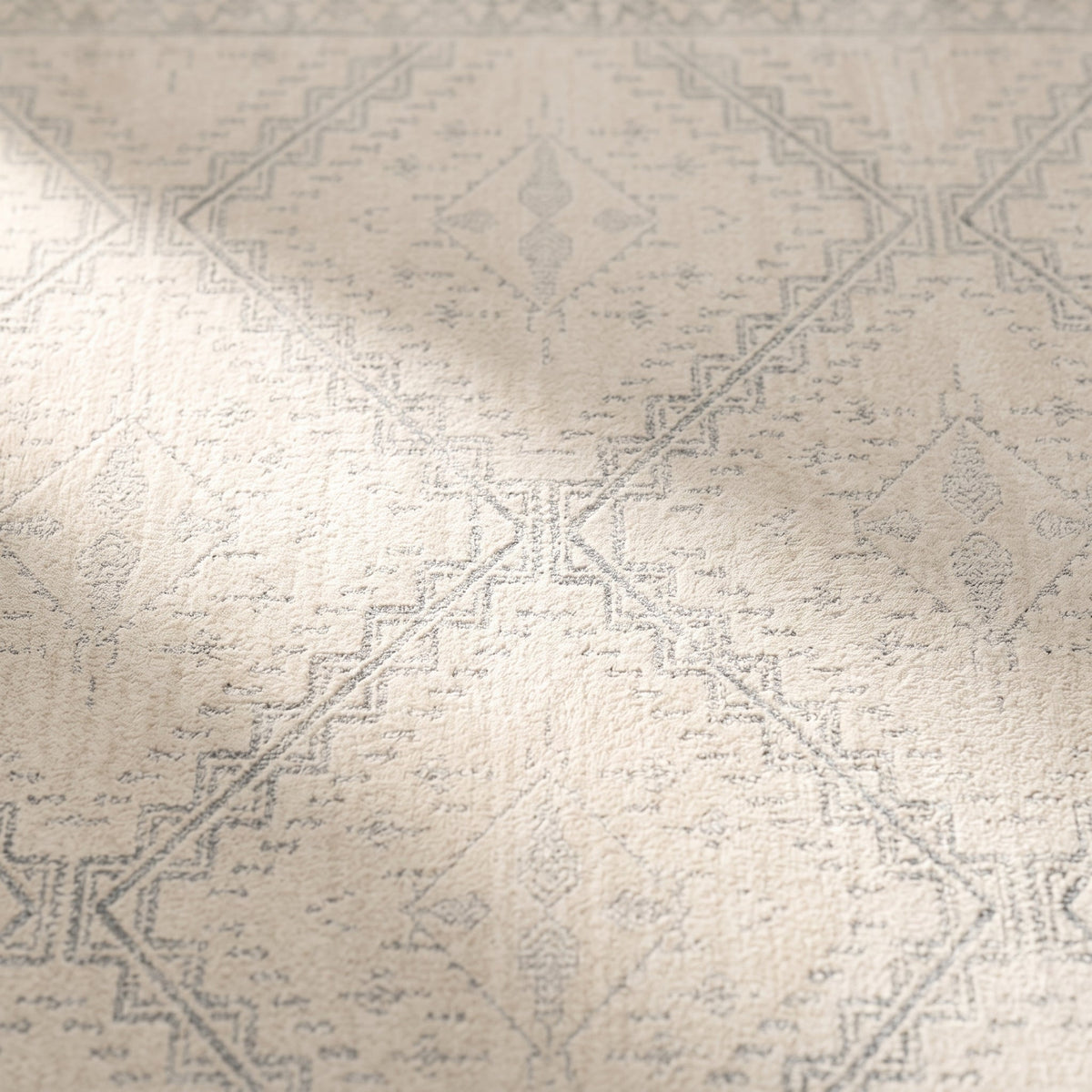 Gros plan sur le velours ras et le motif persan, coloris crème beige