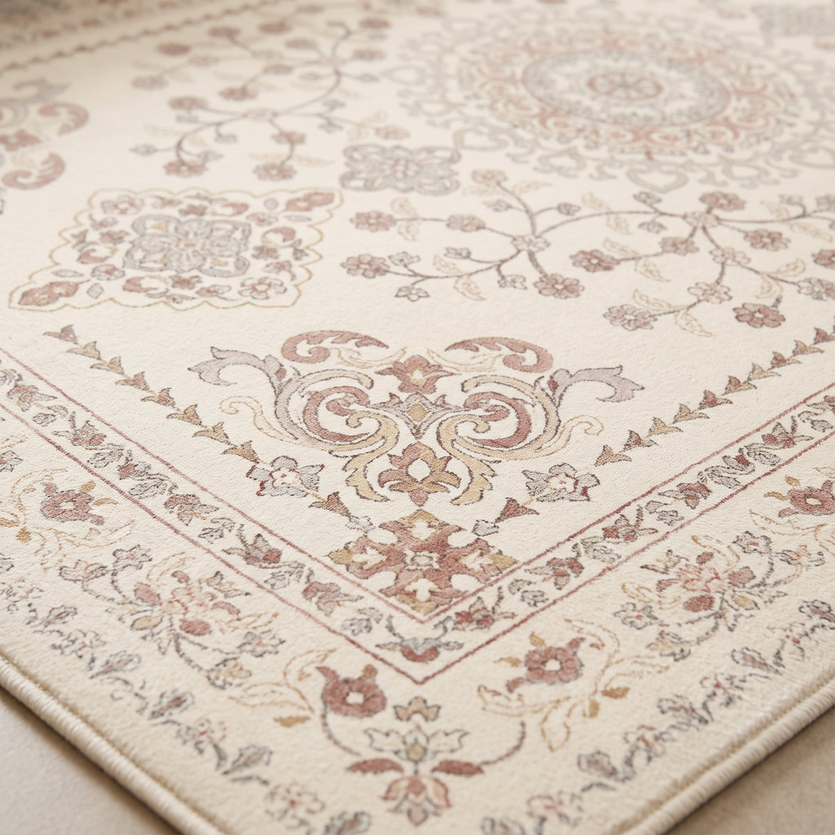 Gros plan sur le velours ras et le motif persan, coloris crème beige