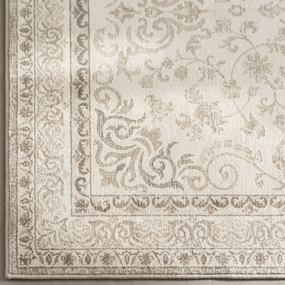 Gros plan sur le velours ras et le motif persan, coloris crème beige