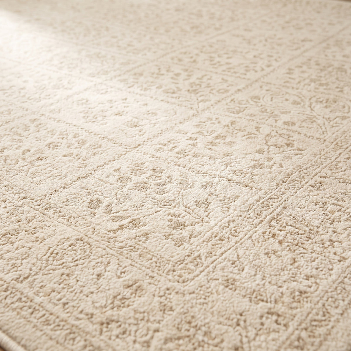 Gros plan sur le velours ras et le motif persan, coloris crème beige