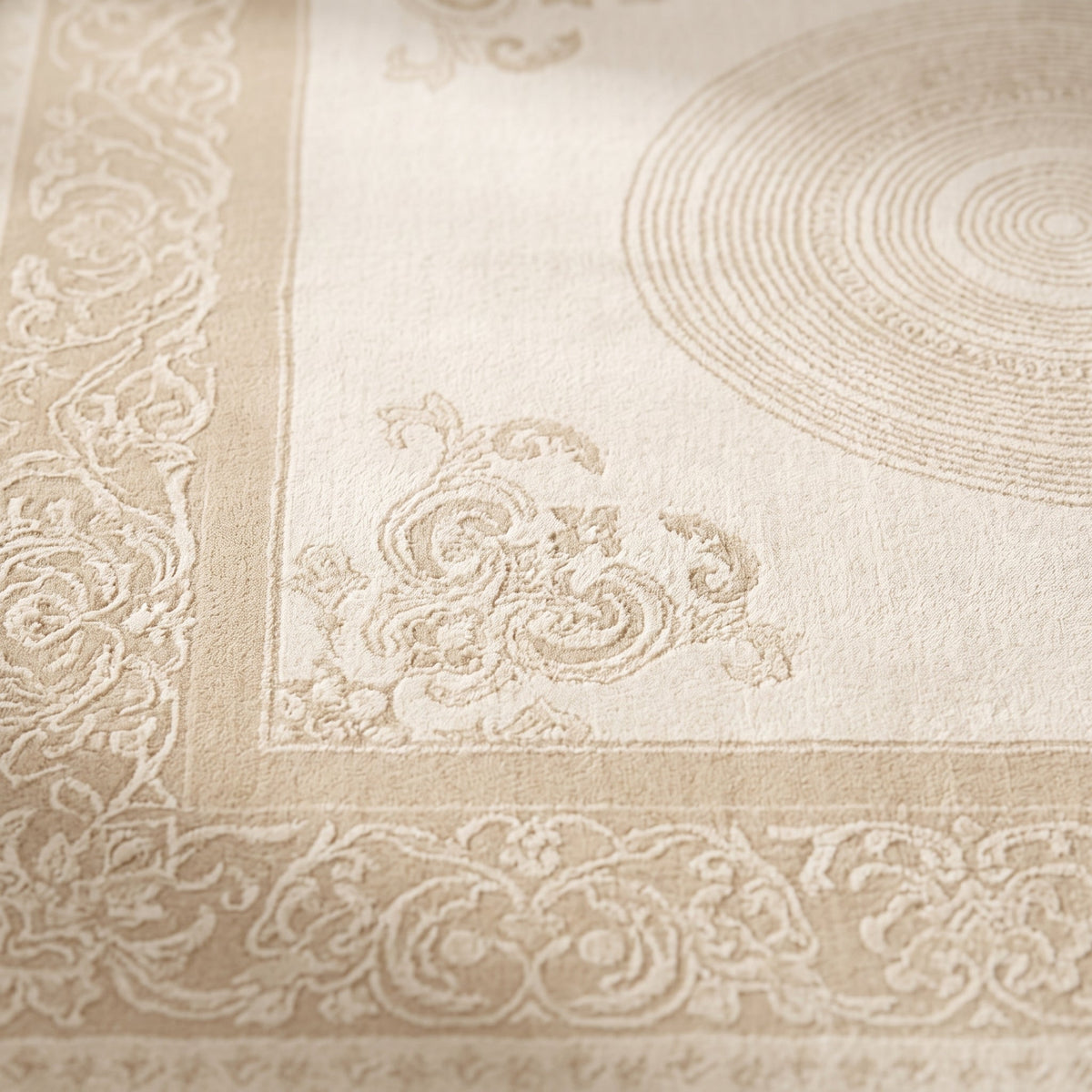 Gros plan sur le velours ras et le motif persan, coloris crème beige
