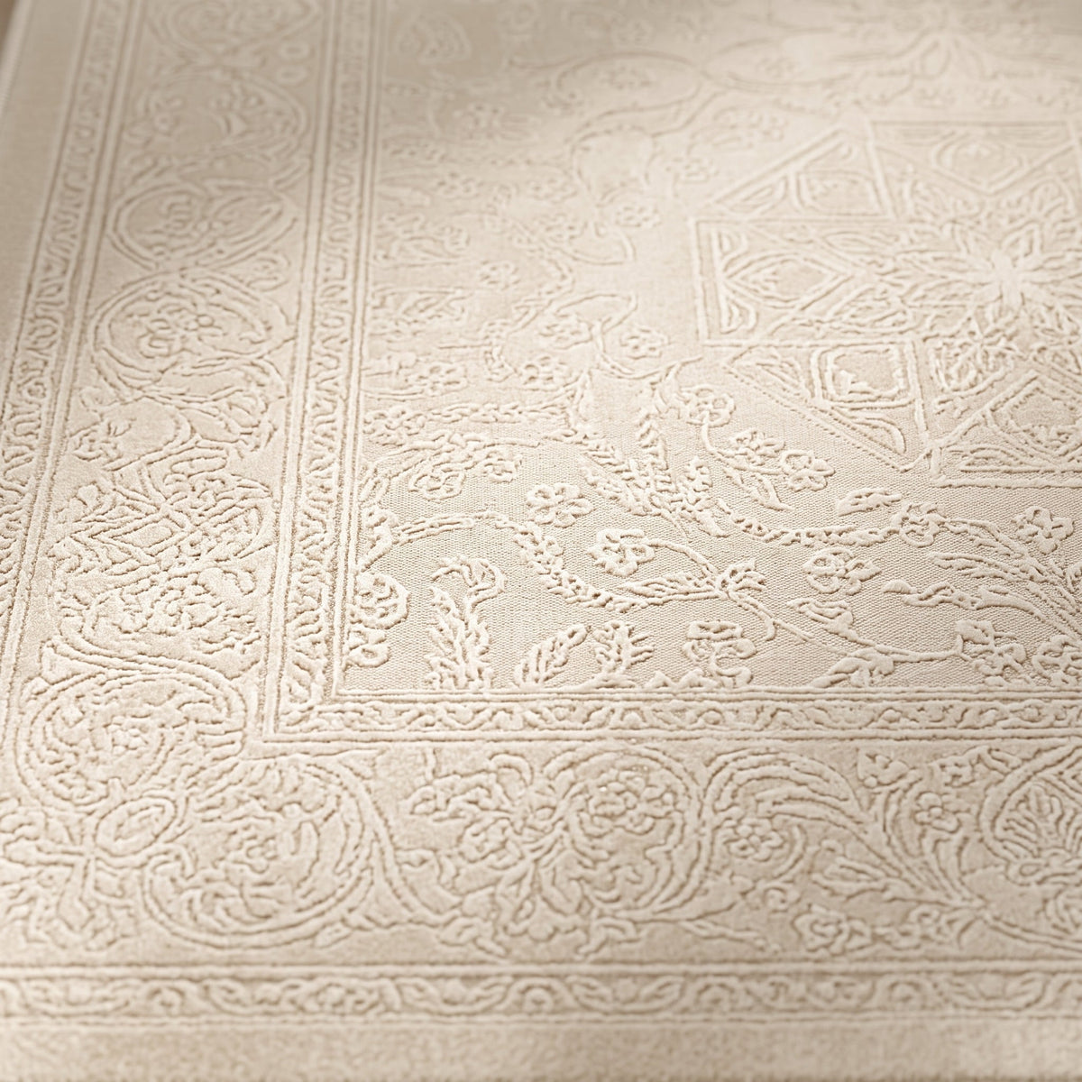 Gros plan sur le velours ras et le motif persan, coloris crème beige