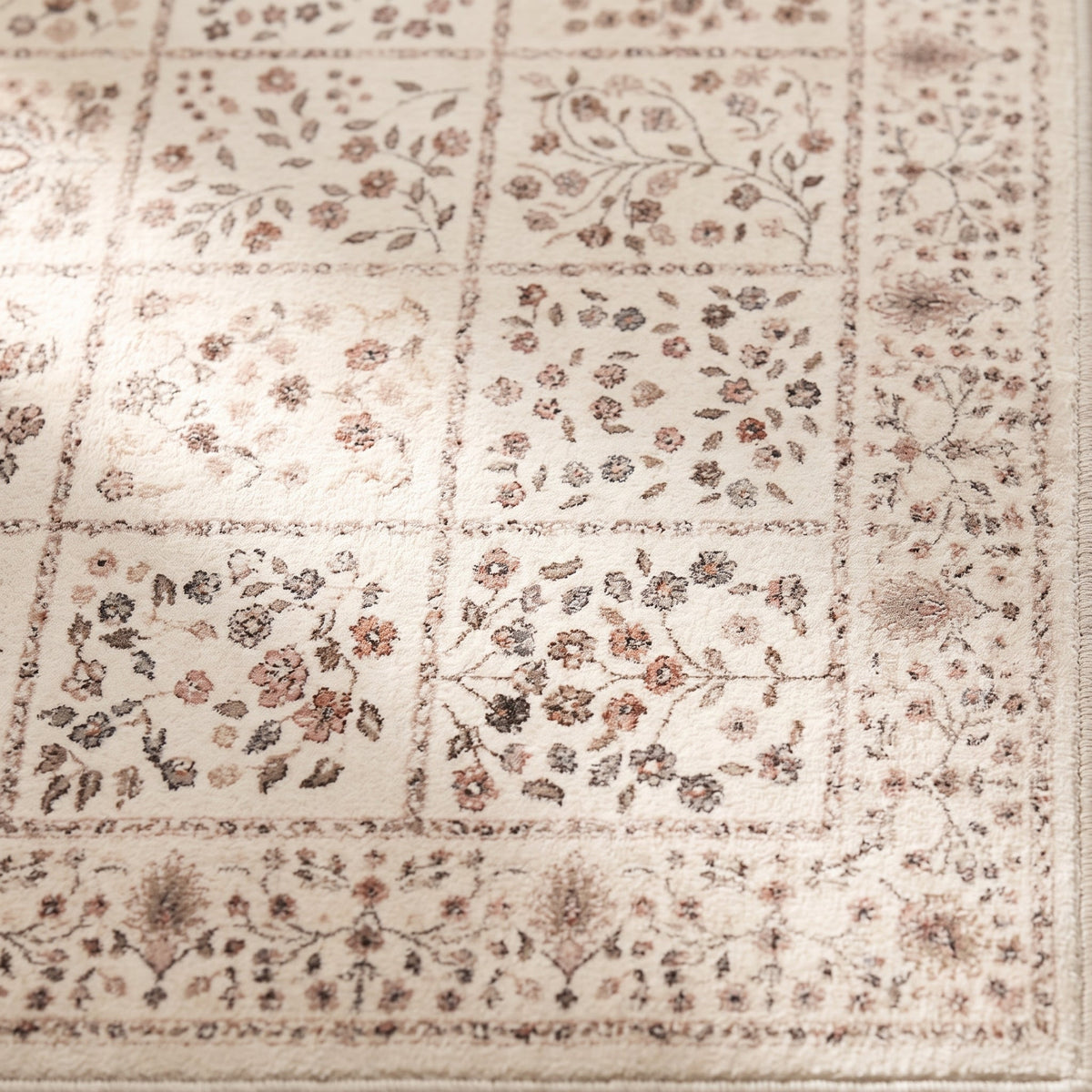Gros plan sur le velours ras et le motif persan, coloris crème beige