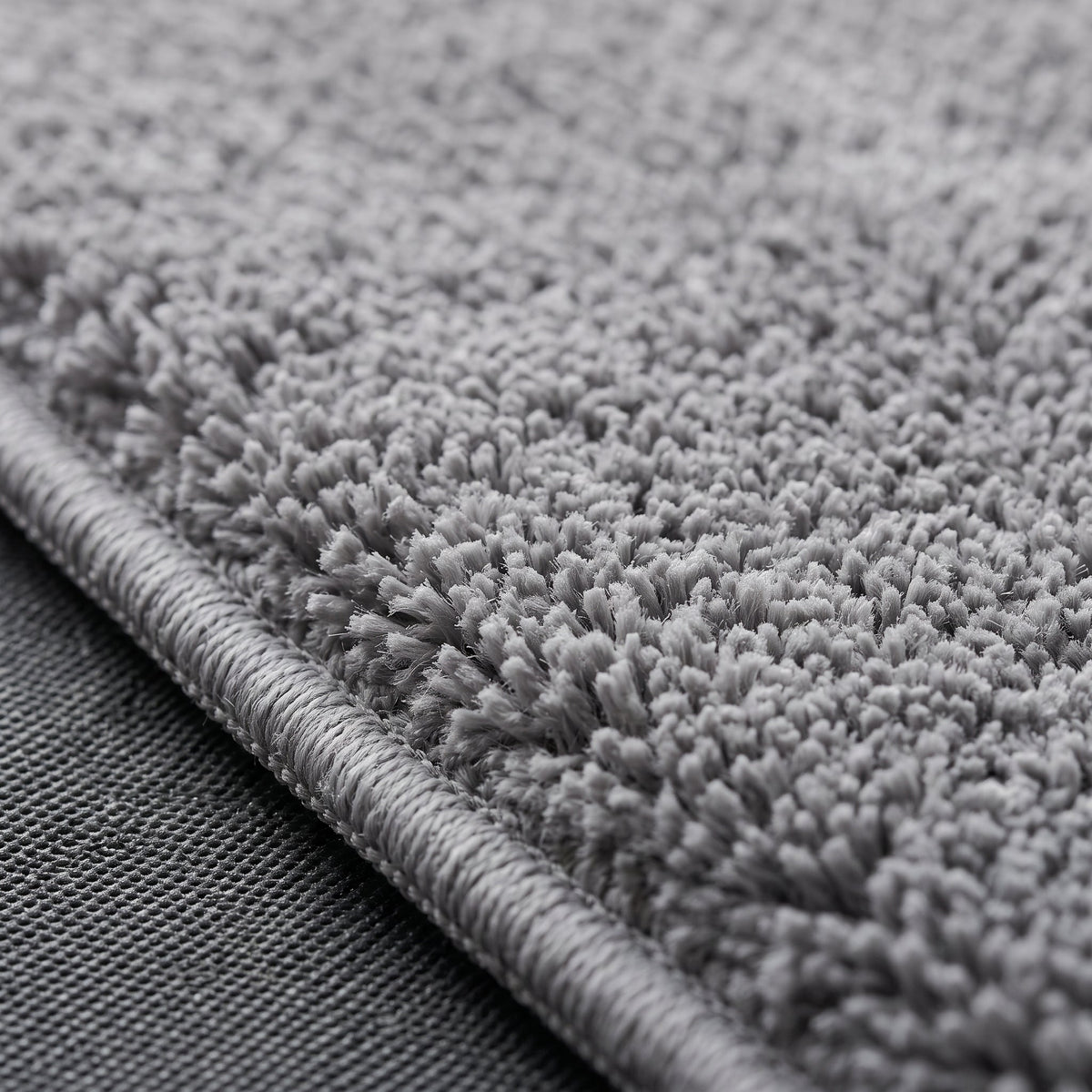 Gros plan sur la matière du Tapis de Bain Antidérapant Absorbant Gris