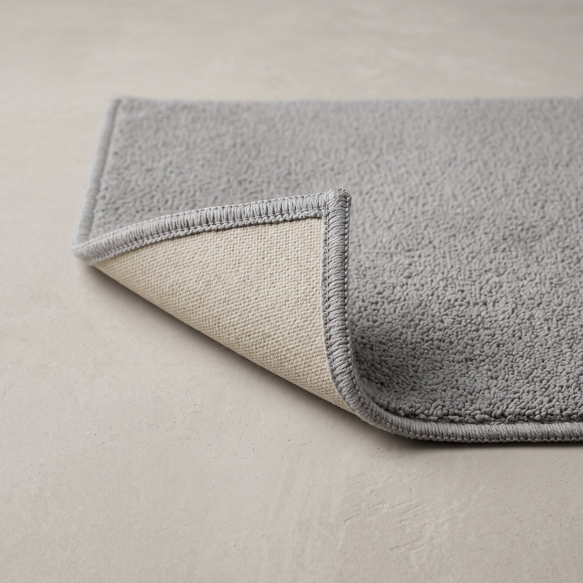 Détail du bord et de l'envers antidérapant, coloris gris