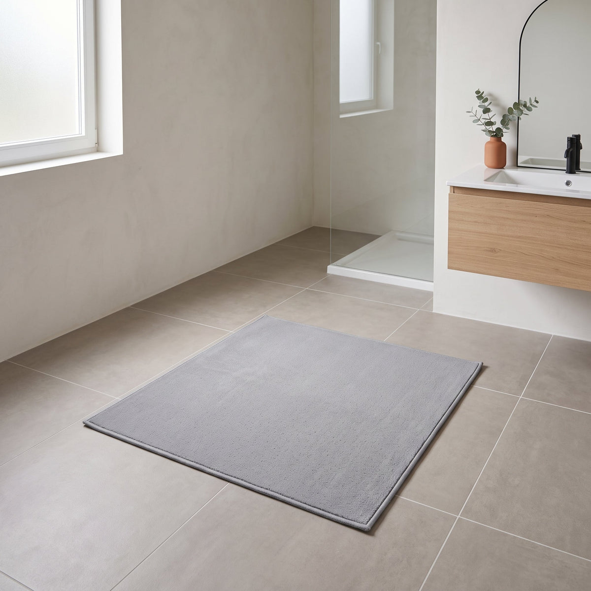 Tapis de Bain Antidérapant Absorbant Gris en situation, vue en plongée