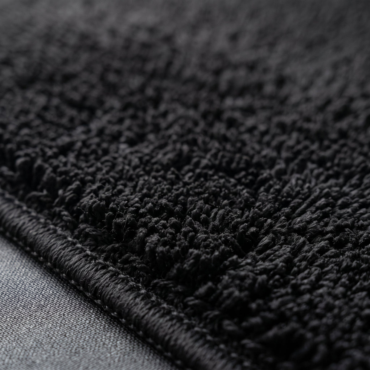 Gros plan sur la matière du Tapis de Bain Antidérapant Absorbant Noir