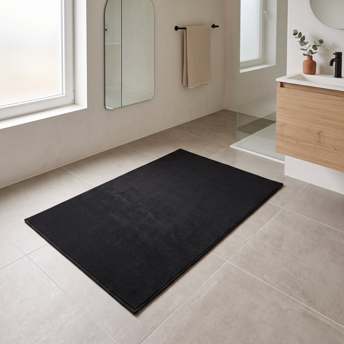 Tapis de Bain Antidérapant Absorbant Noir en situation, vue en plongée