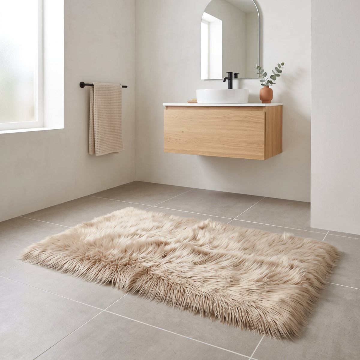 Tapis de Bain Fausse Fourrure Moelleux Beige en situation