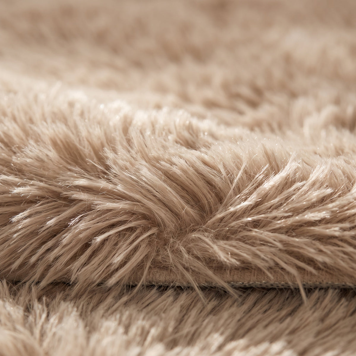 Gros plan sur les longues mèches du Tapis de Bain Fausse Fourrure Moelleux Beige