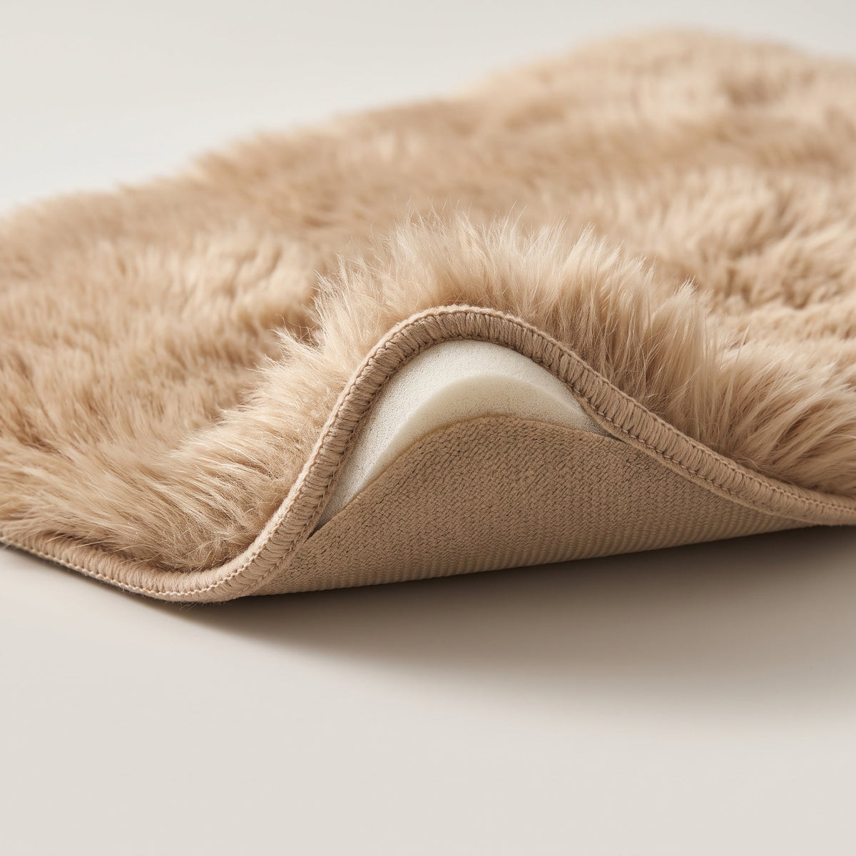 Détail du bord du Tapis de Bain Fausse Fourrure Moelleux Beige