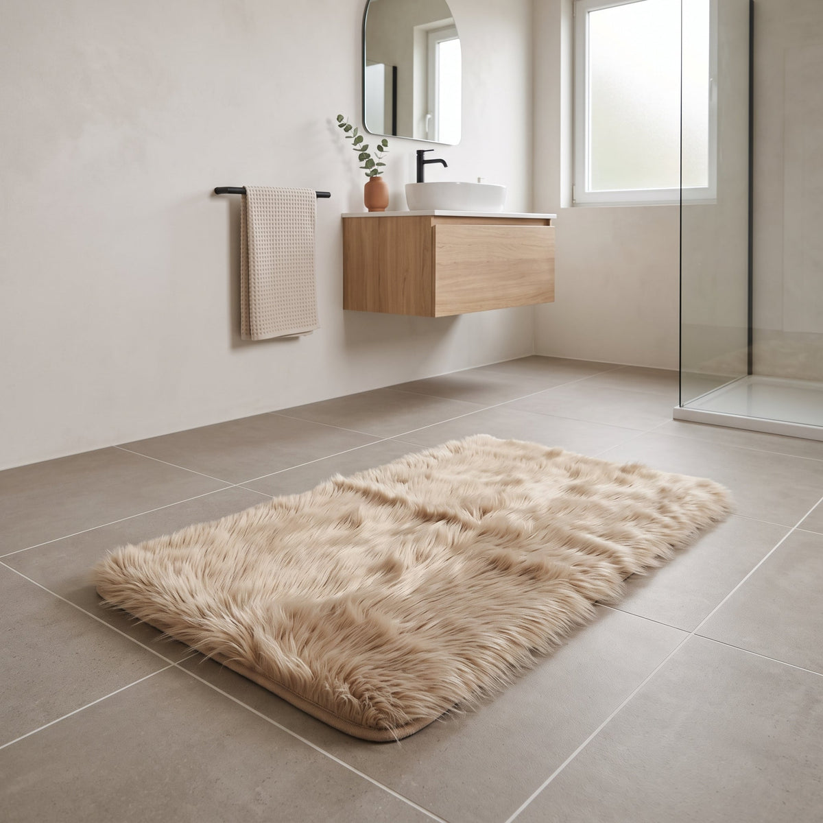 Tapis de Bain Fausse Fourrure Moelleux Beige en situation, vue en plongée