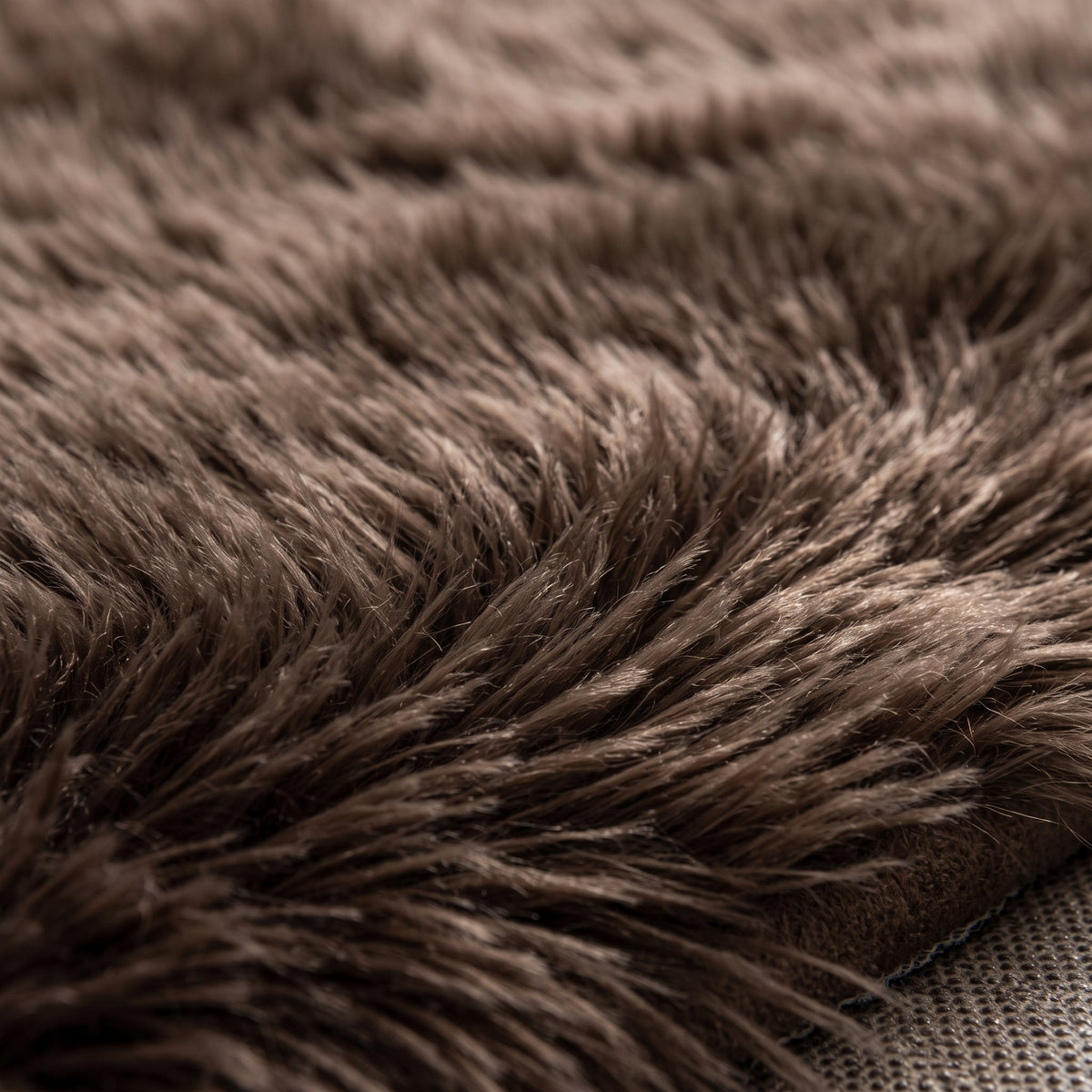 Gros plan sur les longues mèches du Tapis de Bain Fausse Fourrure Moelleux Café