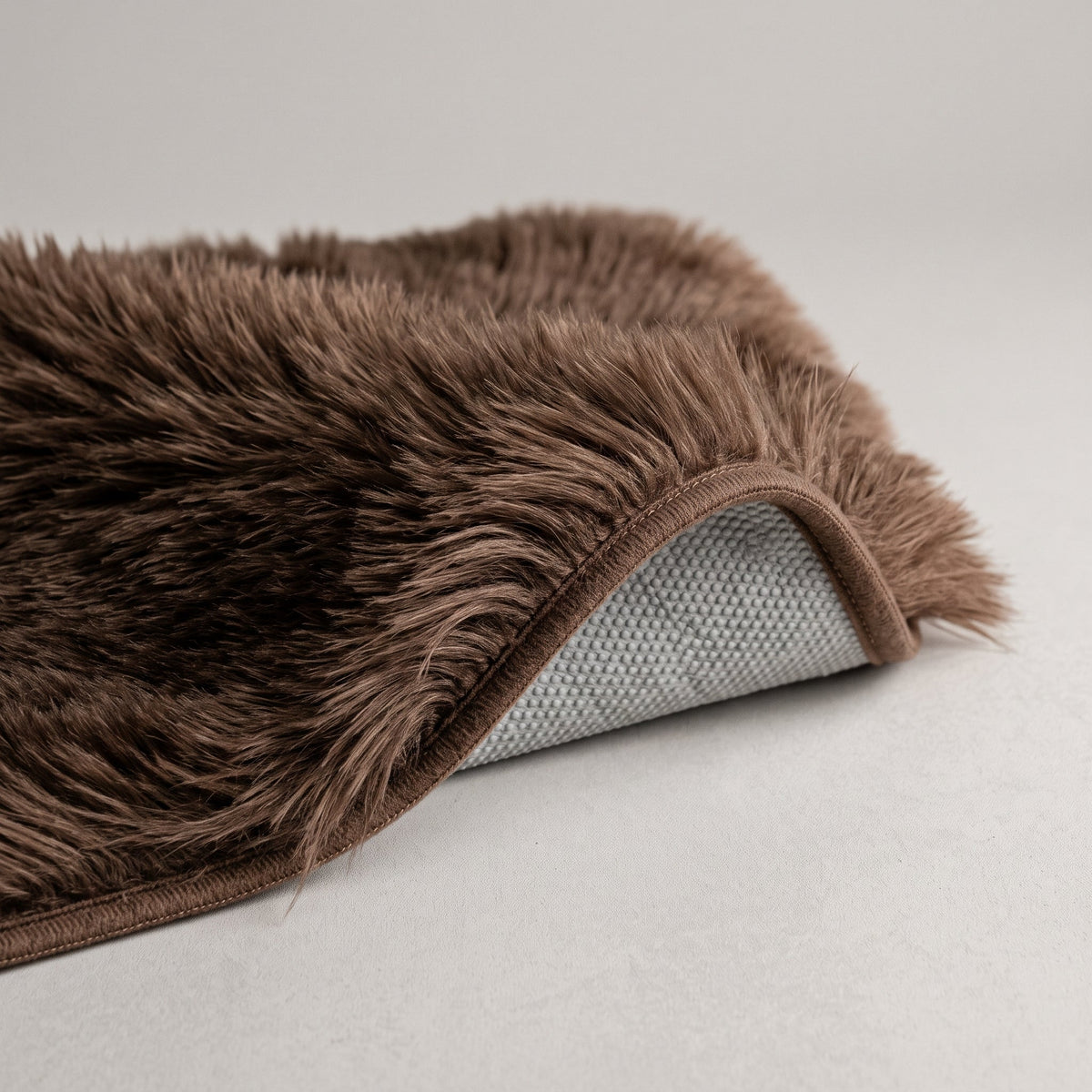 Détail du bord du Tapis de Bain Fausse Fourrure Moelleux Café