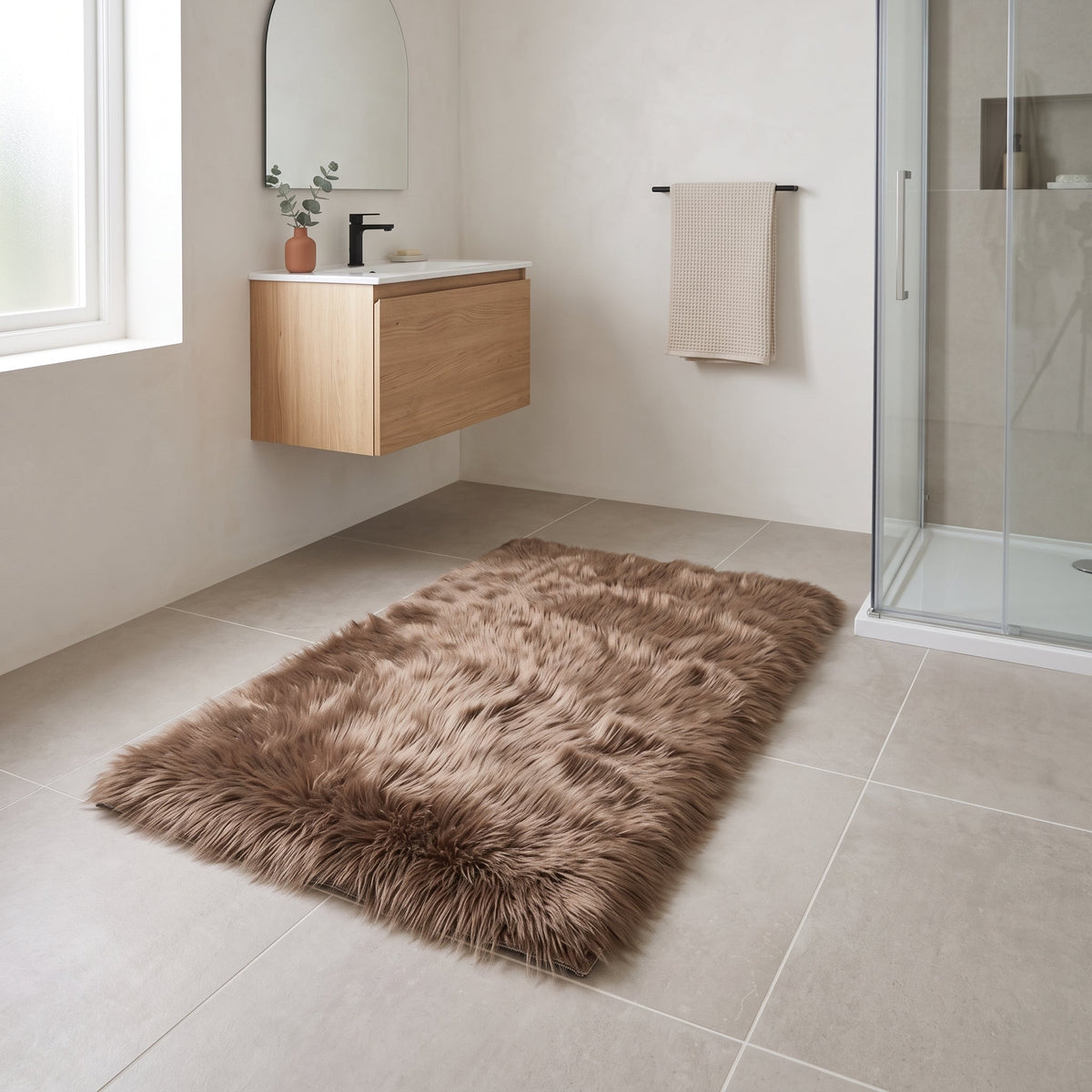 Tapis de Bain Fausse Fourrure Moelleux Café en situation, vue en plongée