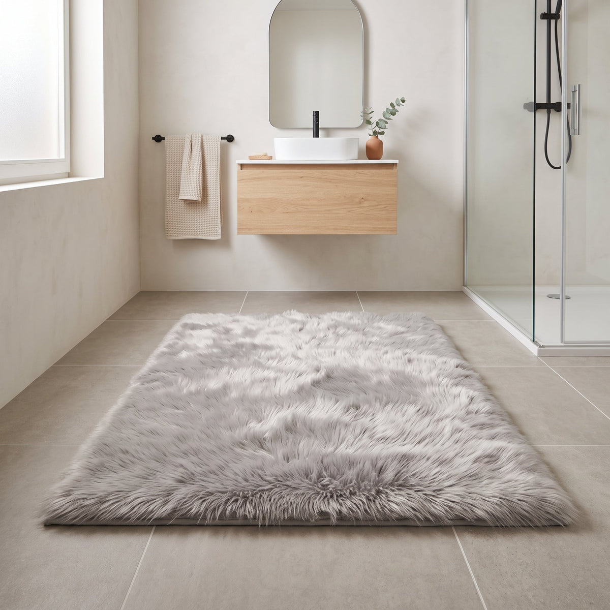 Tapis de Bain Fausse Fourrure Moelleux Gris en situation