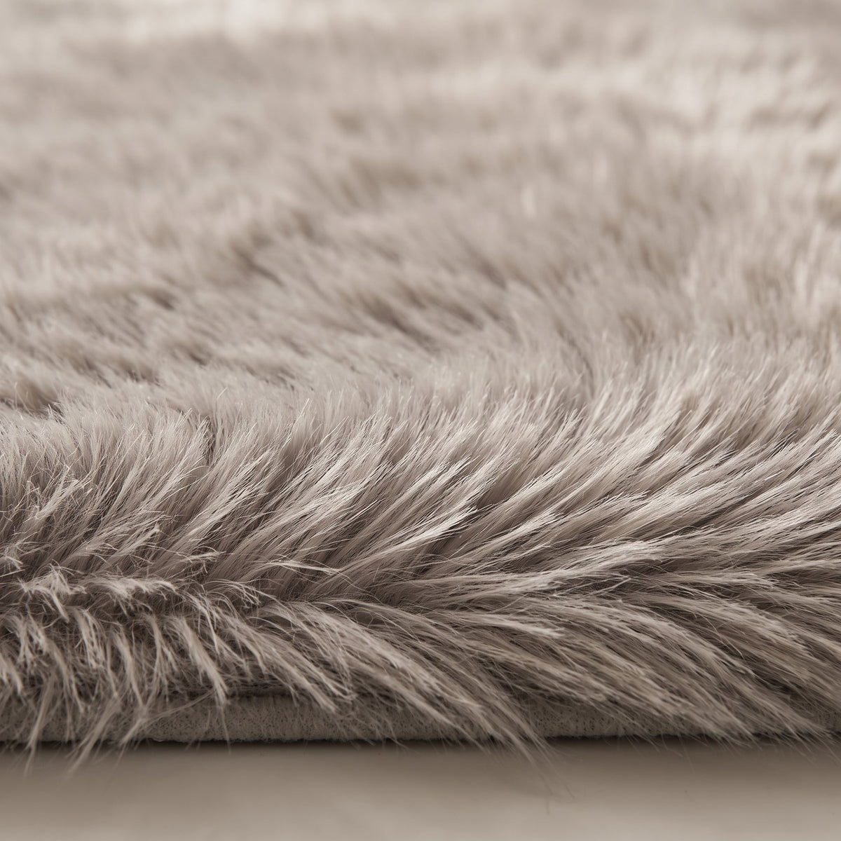 Gros plan sur les longues mèches du Tapis de Bain Fausse Fourrure Moelleux Gris
