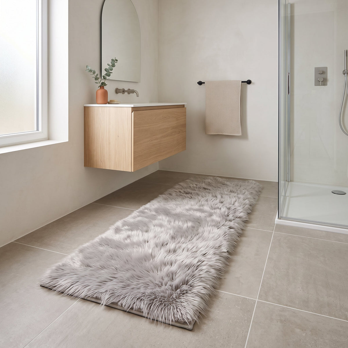 Tapis de Bain Fausse Fourrure Moelleux Gris en situation, vue en plongée