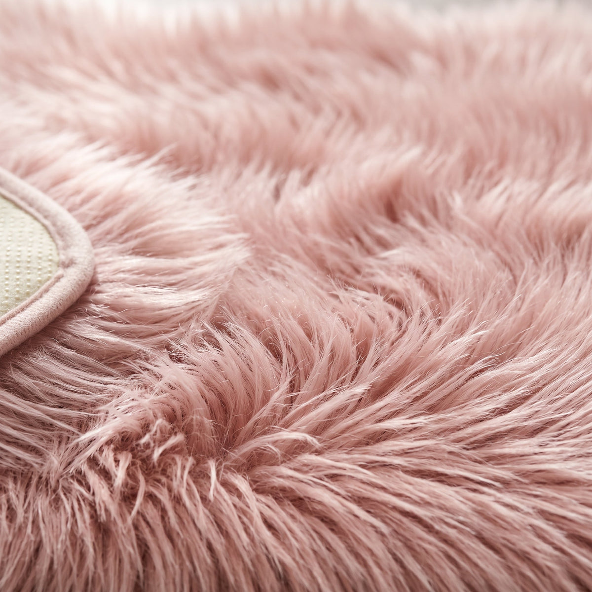 Gros plan sur les longues mèches du Tapis de Bain Fausse Fourrure Moelleux Rose