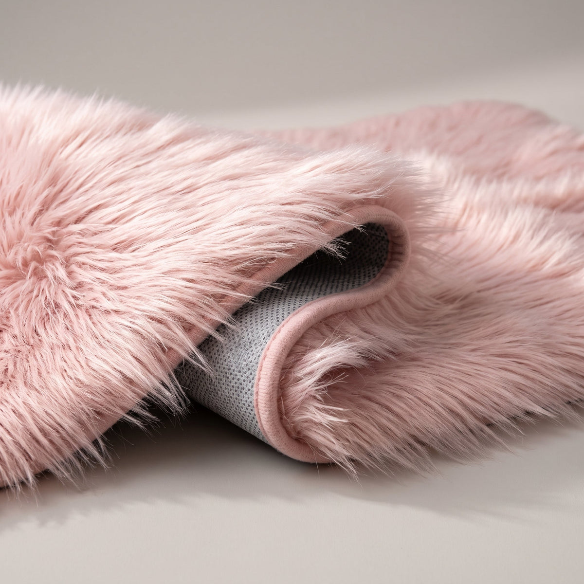 Détail du bord du Tapis de Bain Fausse Fourrure Moelleux Rose