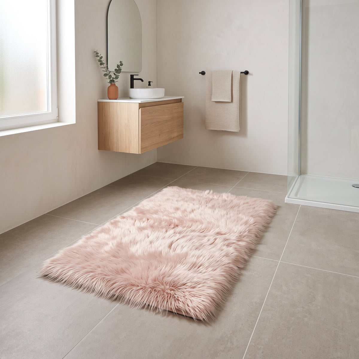 Tapis de Bain Fausse Fourrure Moelleux Rose en situation, vue en plongée