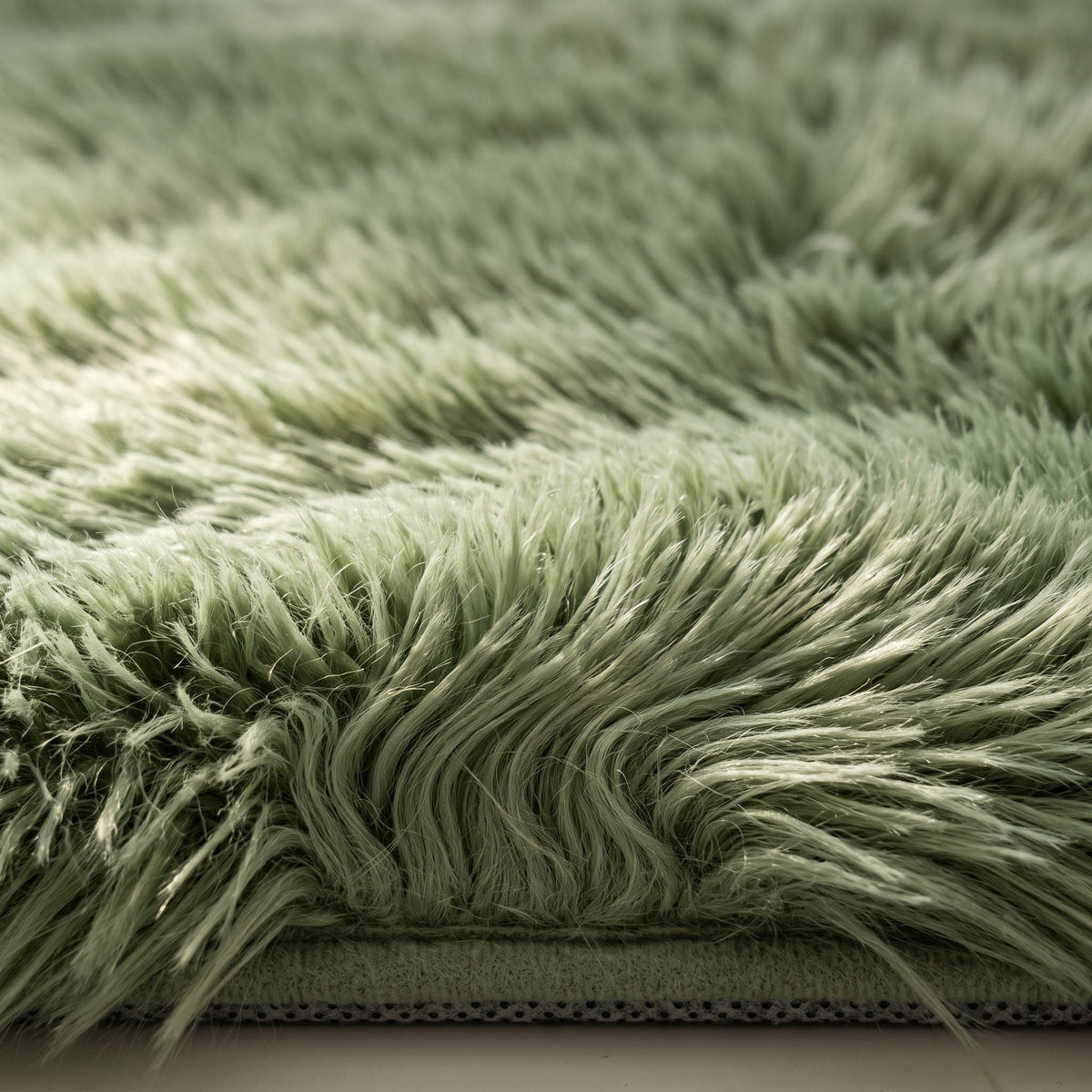 Gros plan sur les longues mèches du Tapis de Bain Fausse Fourrure Moelleux Vert