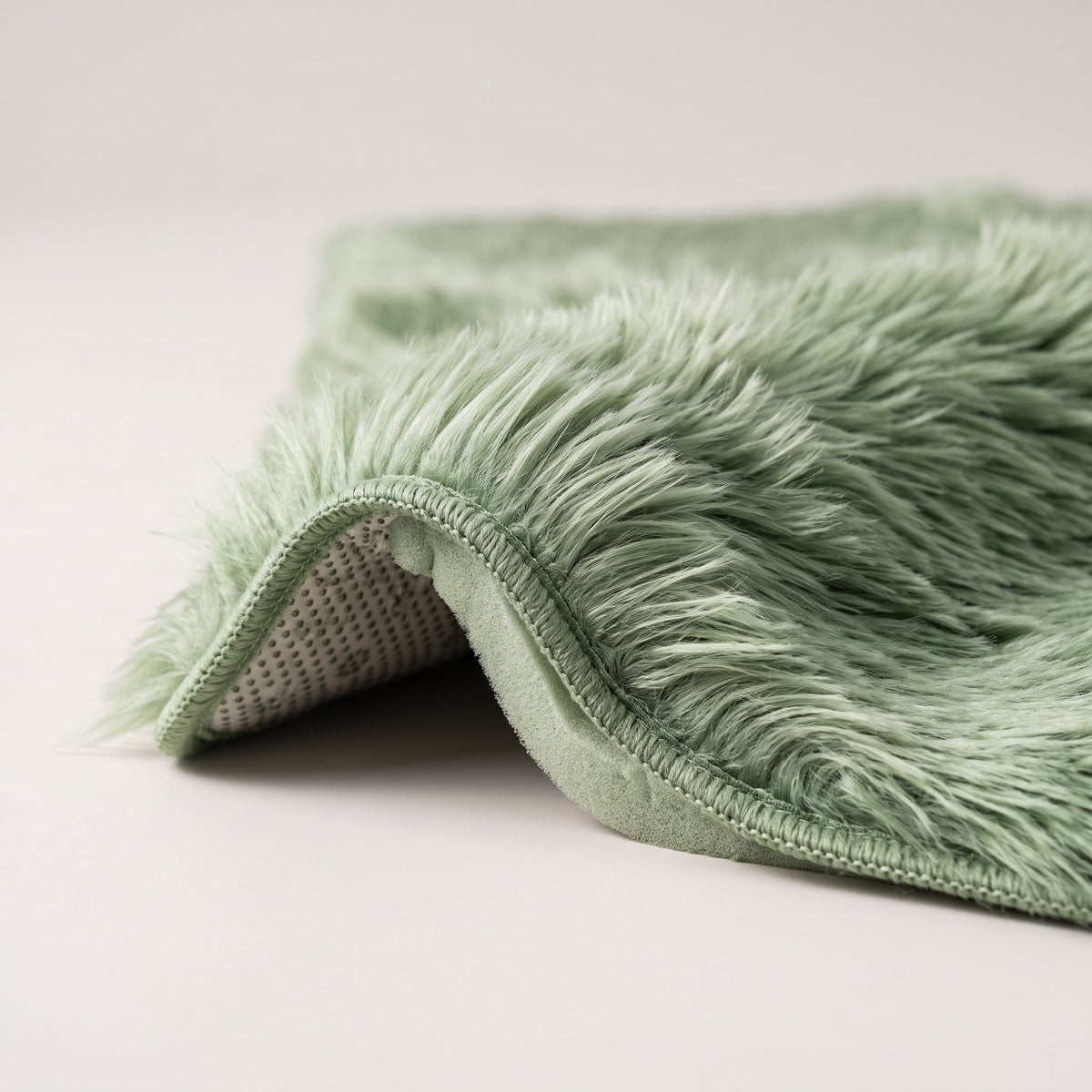 Détail du bord du Tapis de Bain Fausse Fourrure Moelleux Vert