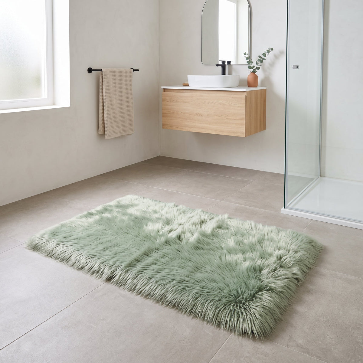Tapis de Bain Fausse Fourrure Moelleux Vert en situation, vue en plongée