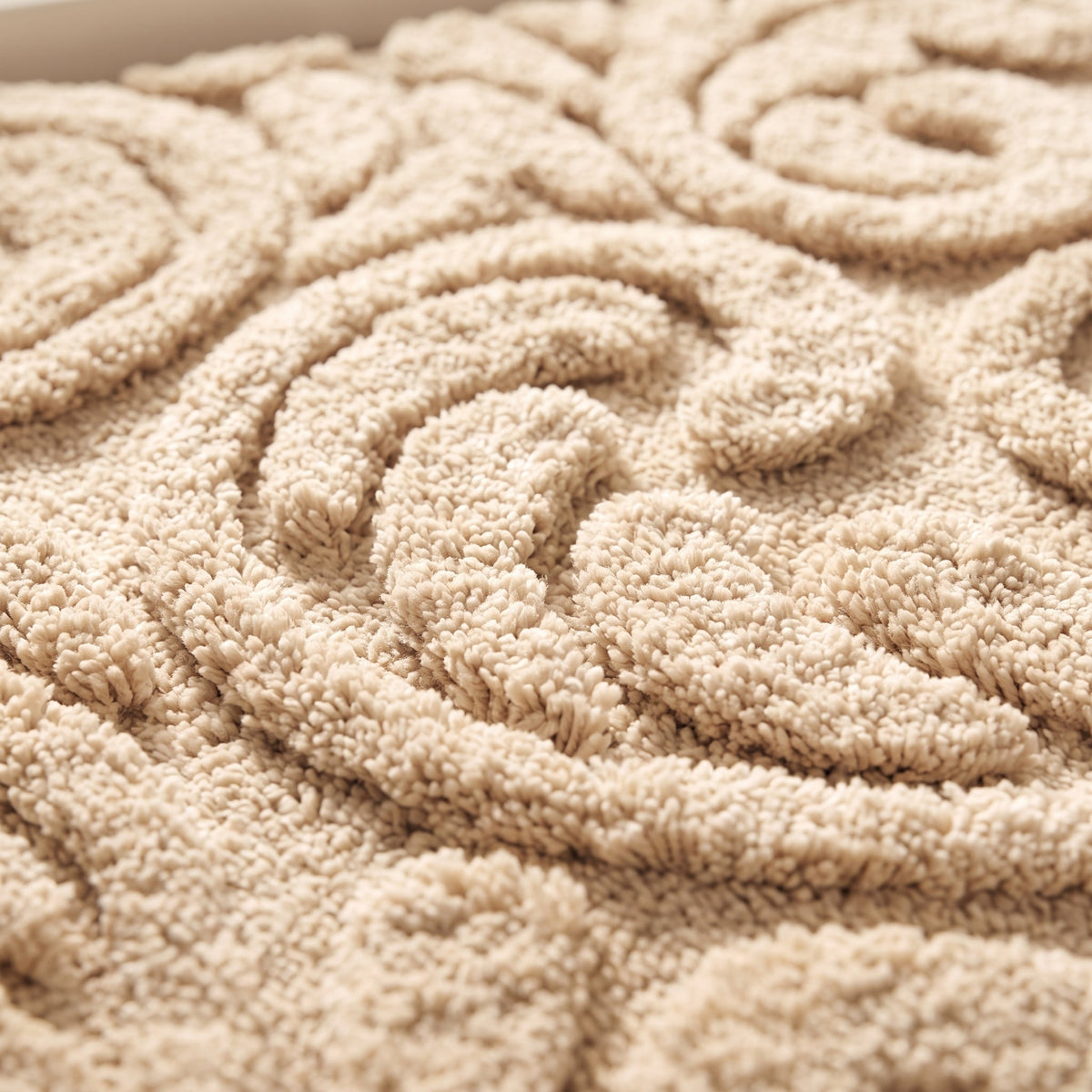 Gros plan sur la microfibre et le motif arabesque, coloris beige