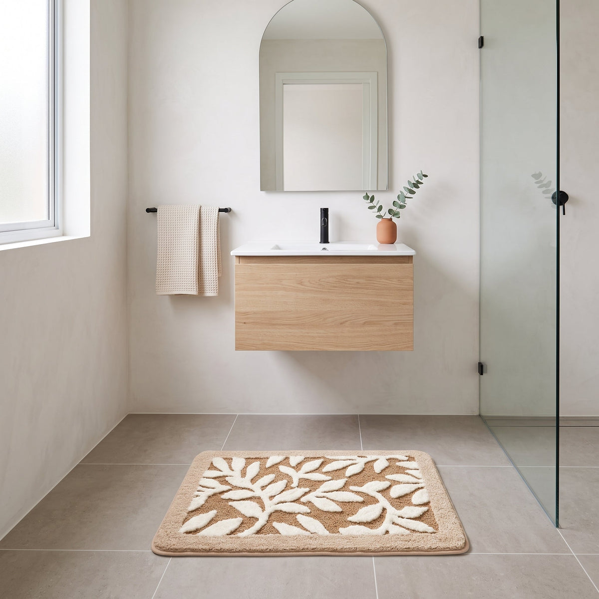 Tapis de Bain Feuillage Européen Feuilles Éparses en situation