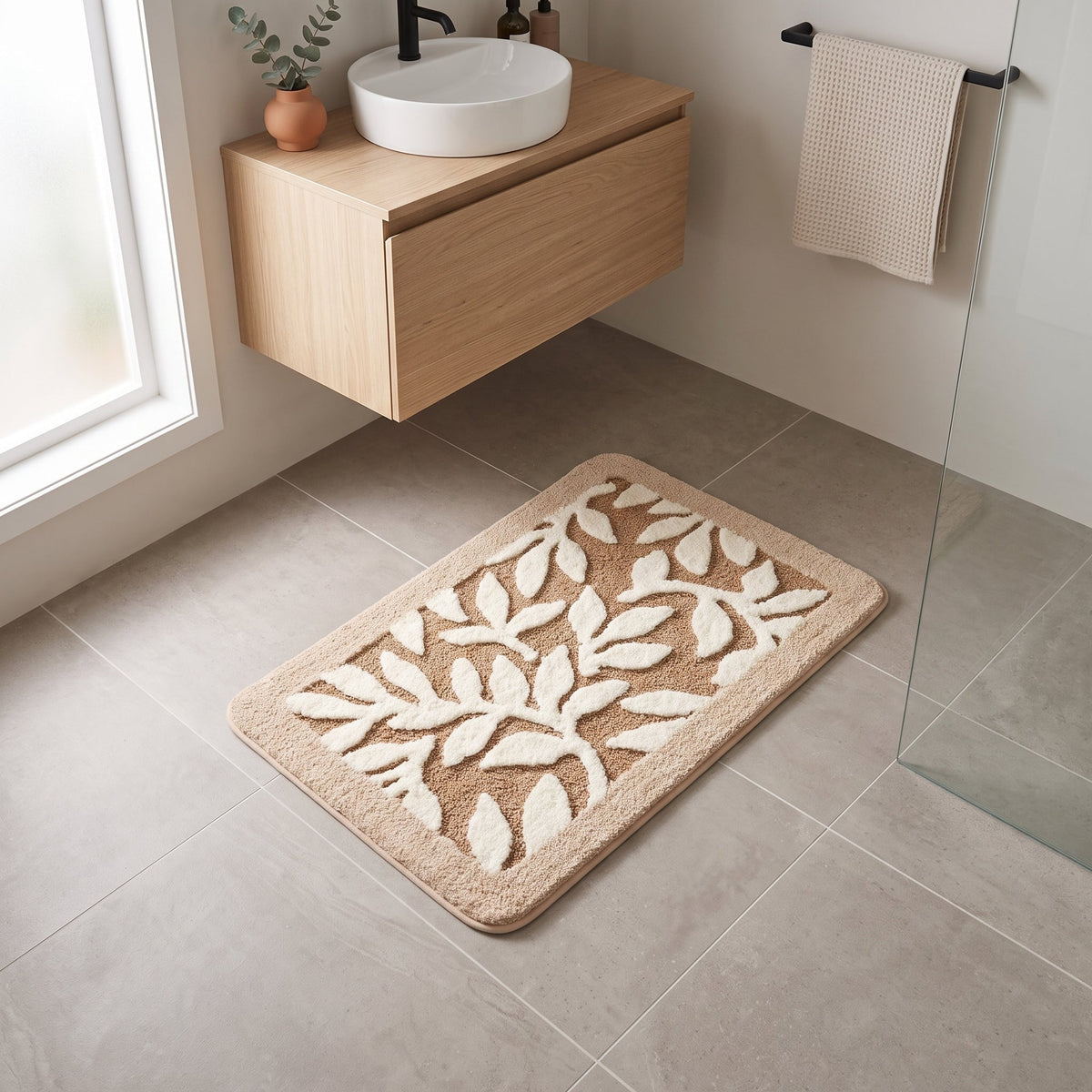 Tapis de Bain Feuillage Européen Feuilles Éparses en situation, vue en plongée