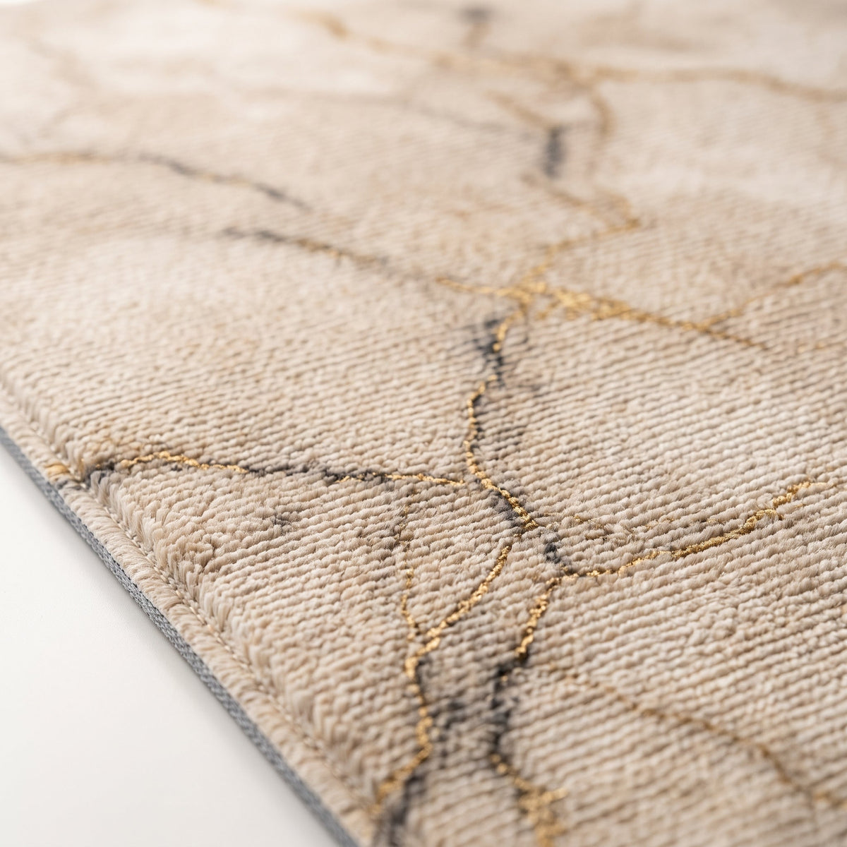 Gros plan sur le veinage du Tapis de Bain Marbre Nordique Beige Marbré