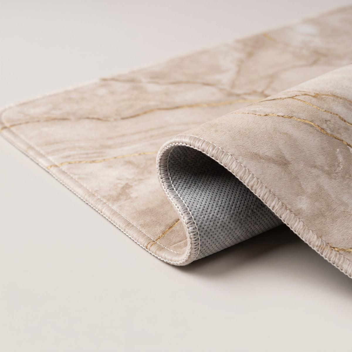 Détail du bord du Tapis de Bain Marbre Nordique Beige Marbré