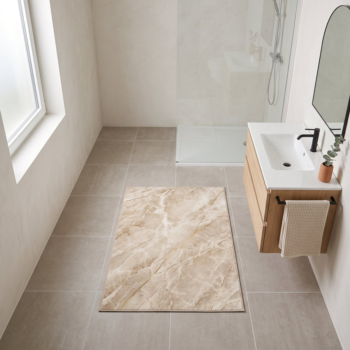 Tapis de Bain Marbre Nordique Beige Marbré en situation, vue en plongée