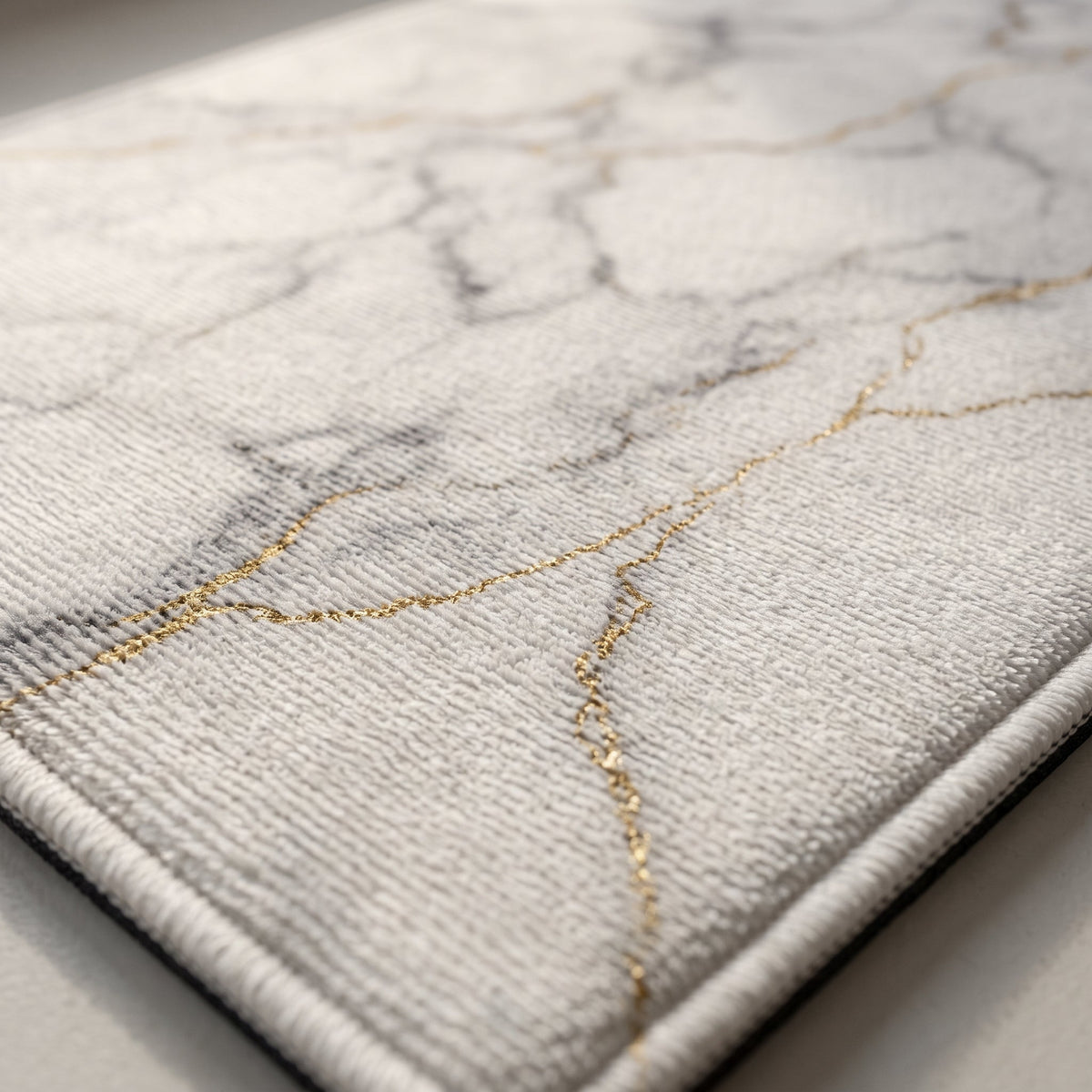 Gros plan sur le veinage du Tapis de Bain Marbre Nordique Blanc Doré
