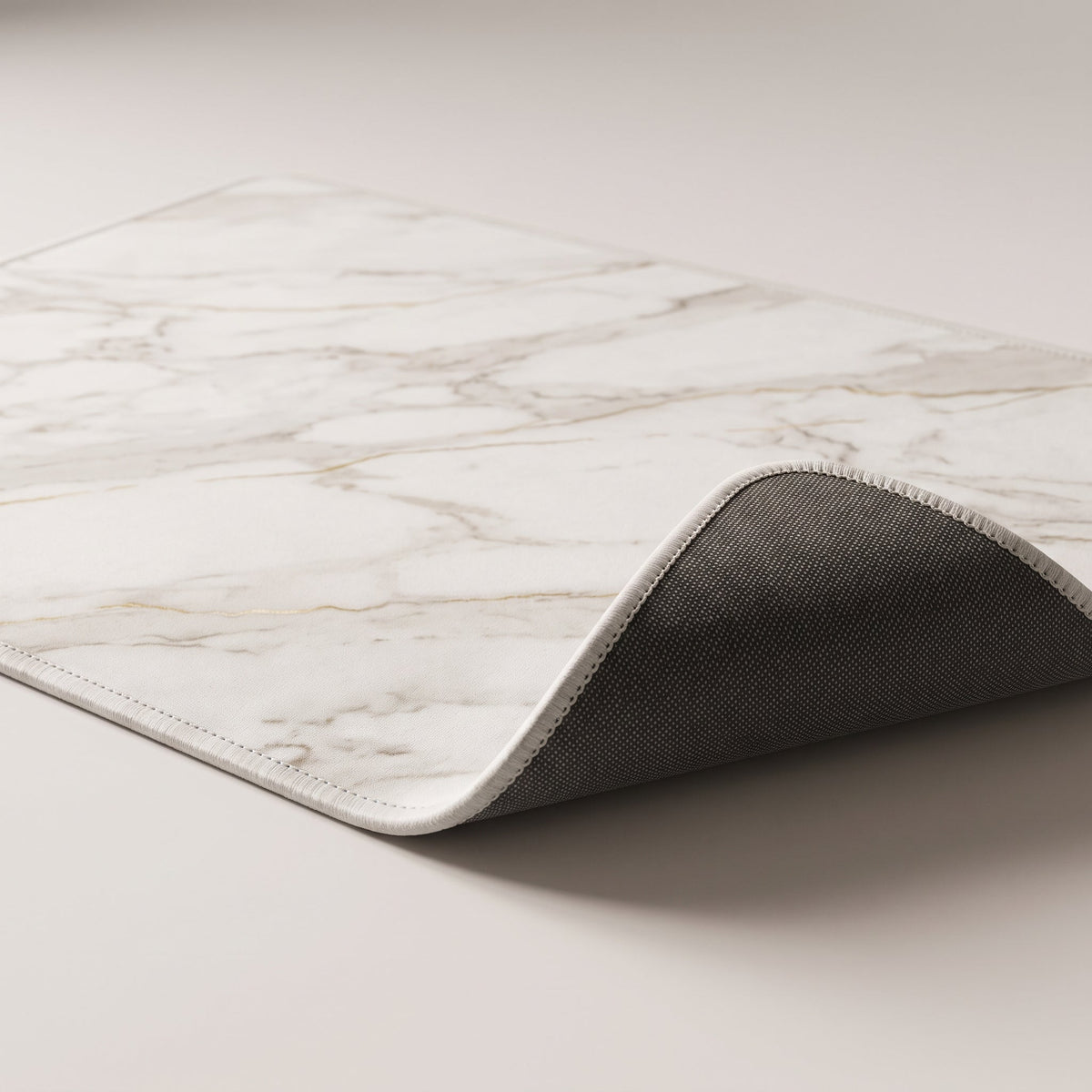 Détail du bord du Tapis de Bain Marbre Nordique Blanc Doré