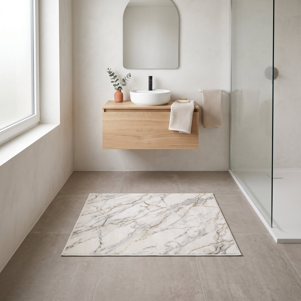 Tapis de Bain Marbre Nordique Blanc Doré en situation, vue en plongée