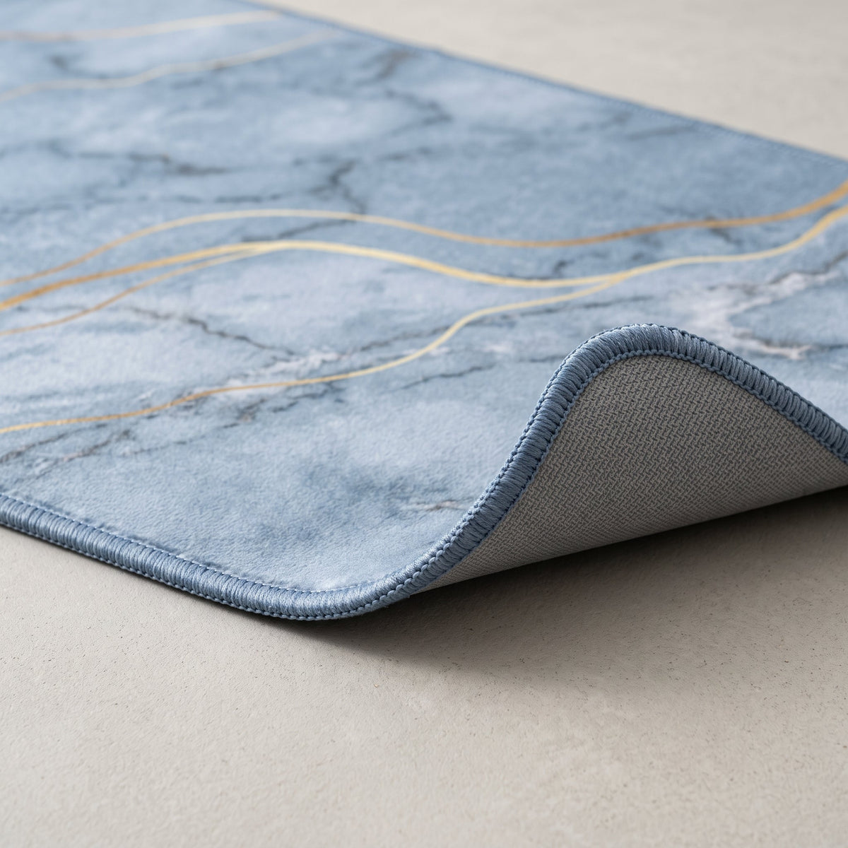 Détail du bord du Tapis de Bain Marbre Nordique Bleu Émeraude