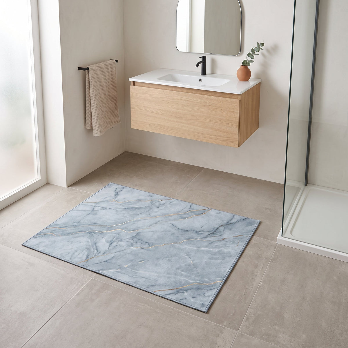 Tapis de Bain Marbre Nordique Bleu Émeraude en situation, vue en plongée