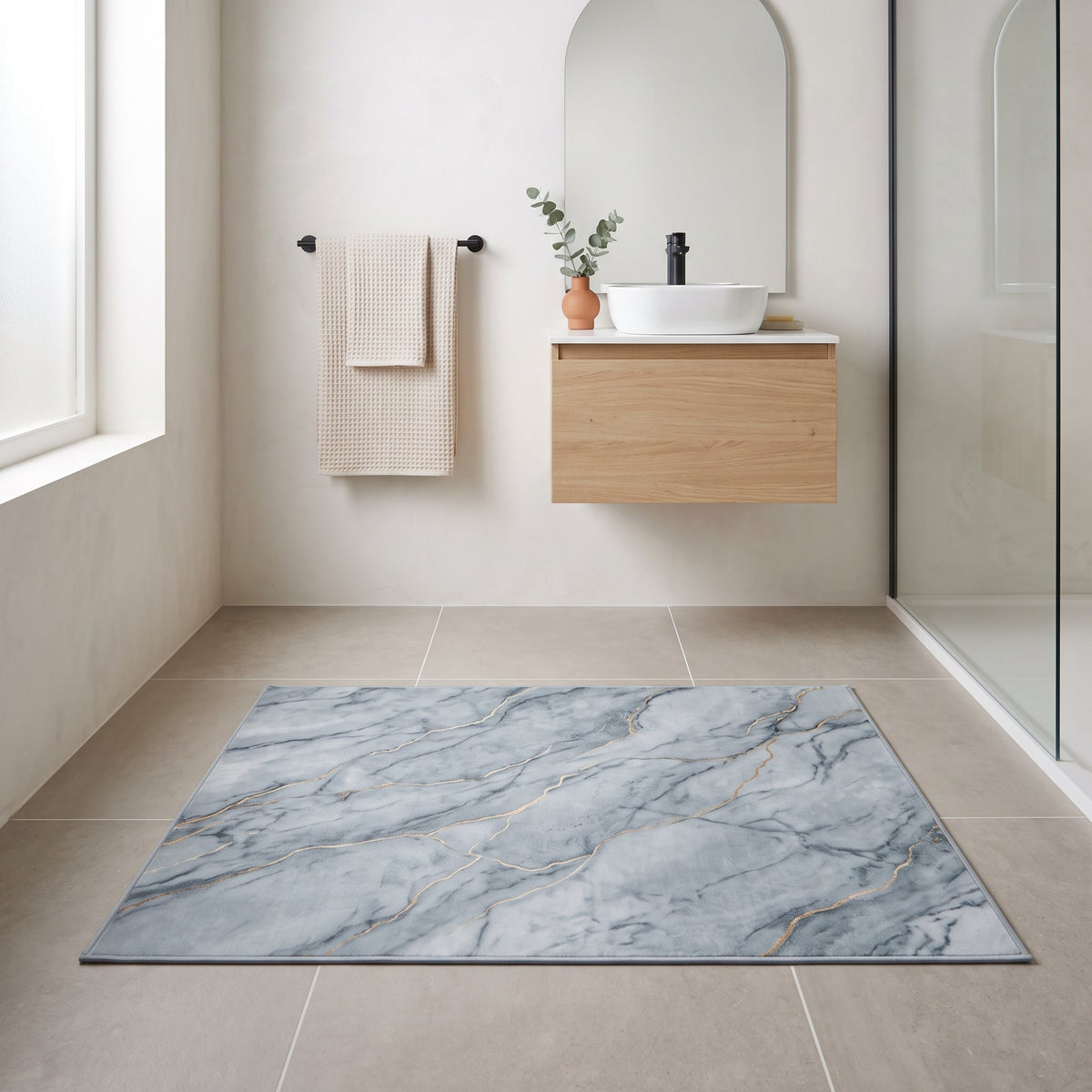 Tapis de Bain Marbre Nordique Bleu Gris en situation