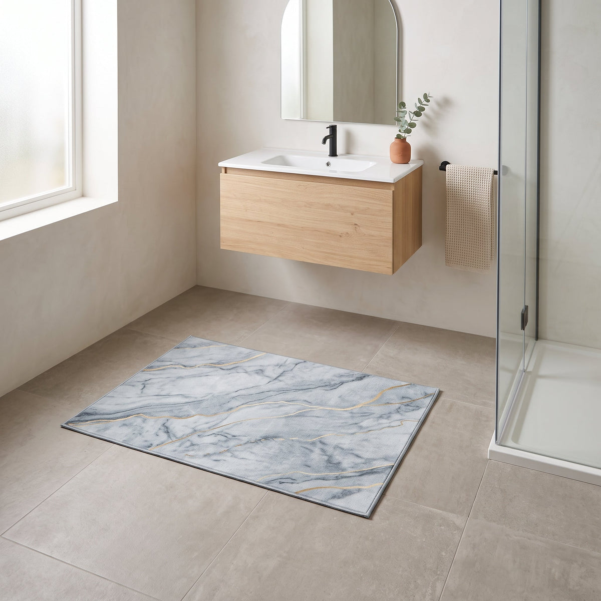 Tapis de Bain Marbre Nordique Bleu Gris en situation, vue en plongée