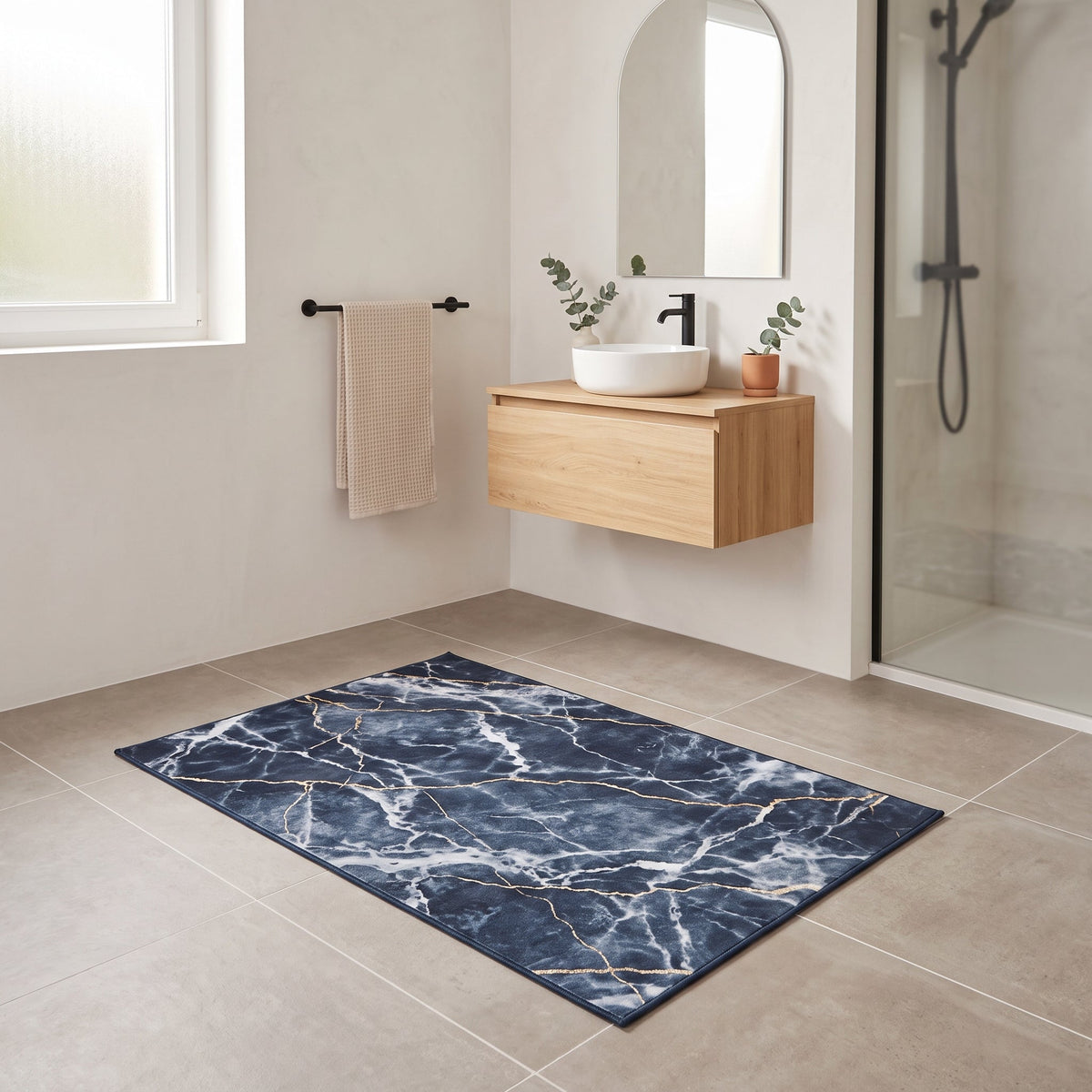 Tapis de Bain Marbre Nordique Bleu Marine en situation