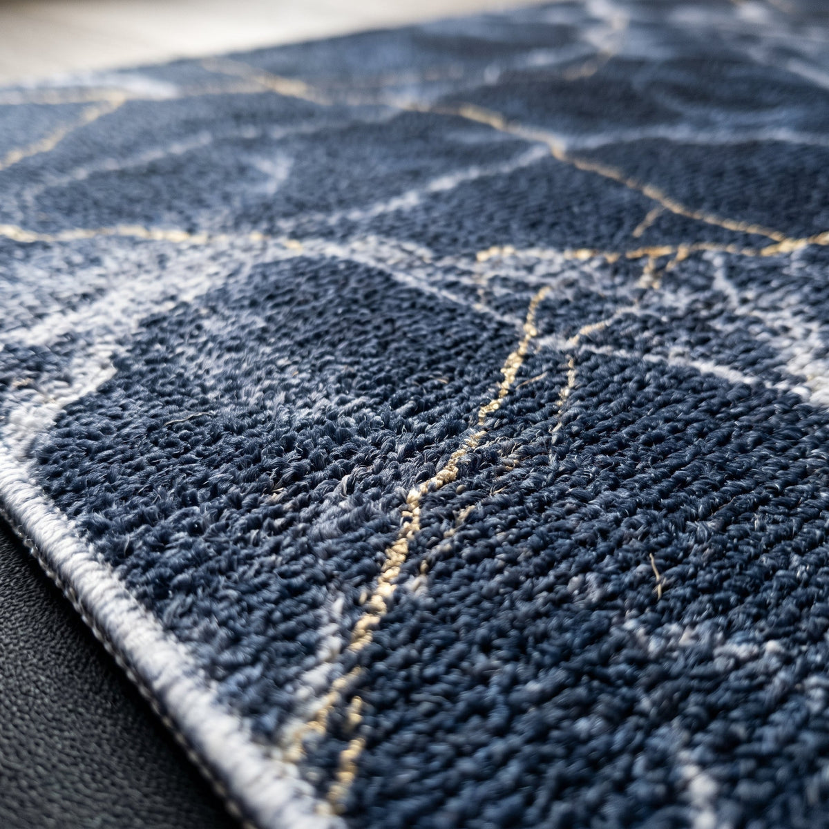 Gros plan sur le veinage du Tapis de Bain Marbre Nordique Bleu Marine