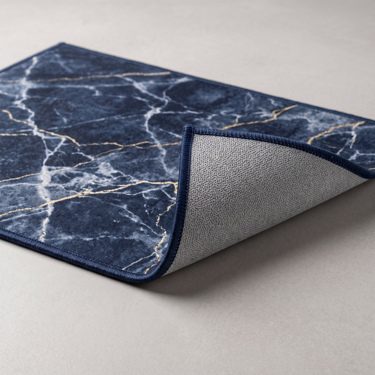 Détail du bord du Tapis de Bain Marbre Nordique Bleu Marine