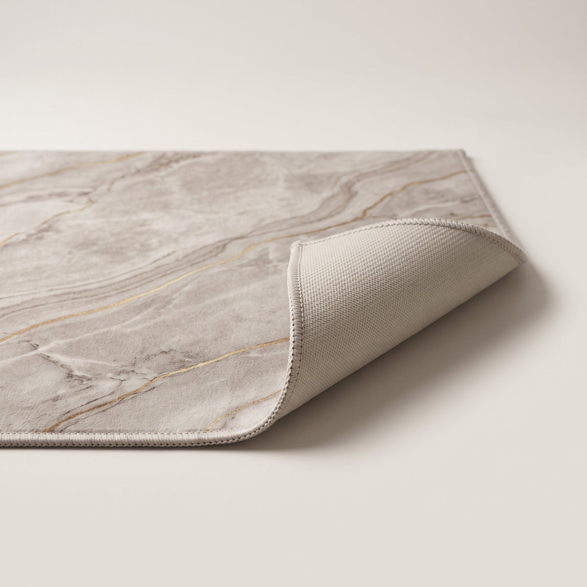 Détail du bord du Tapis de Bain Marbre Nordique Gris Doré