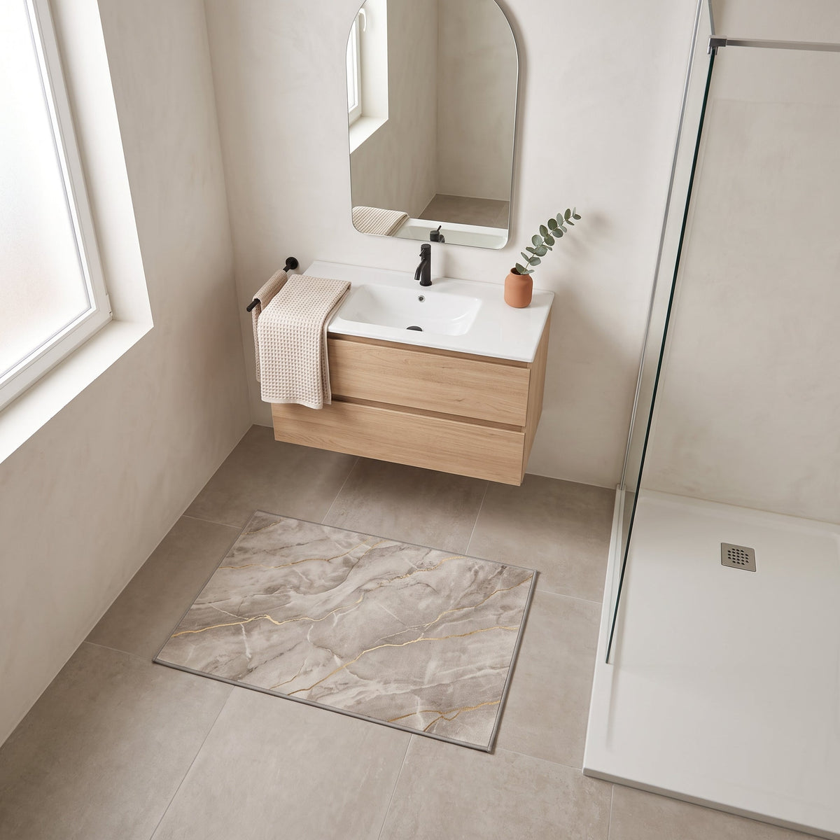 Tapis de Bain Marbre Nordique Gris Doré en situation, vue en plongée