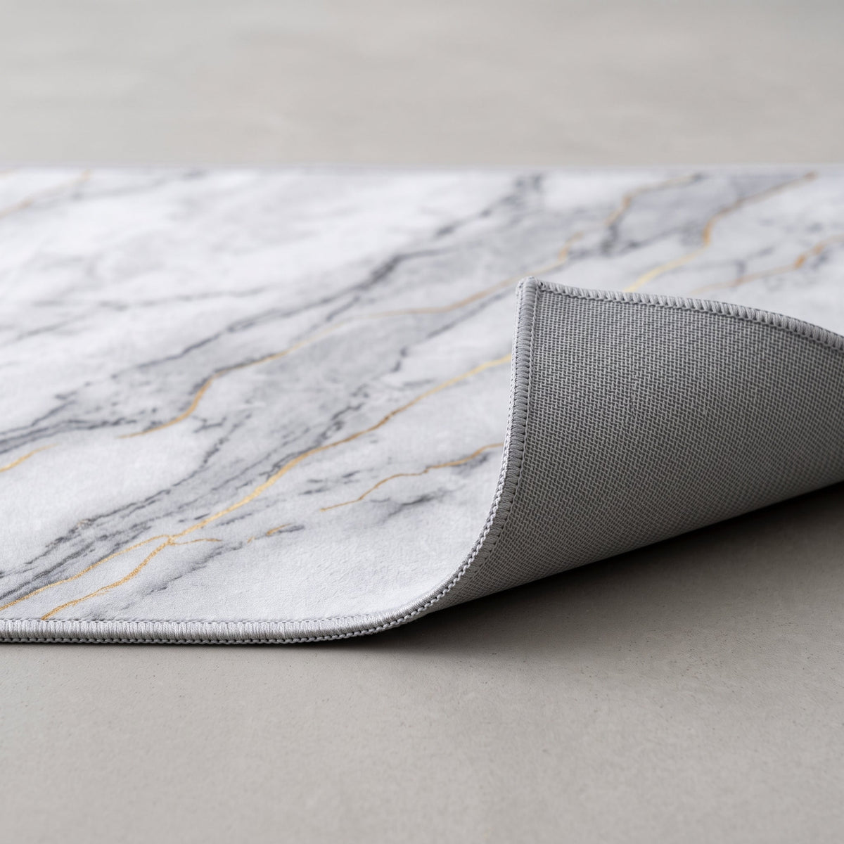 Détail du bord du Tapis de Bain Marbre Nordique Gris Perle