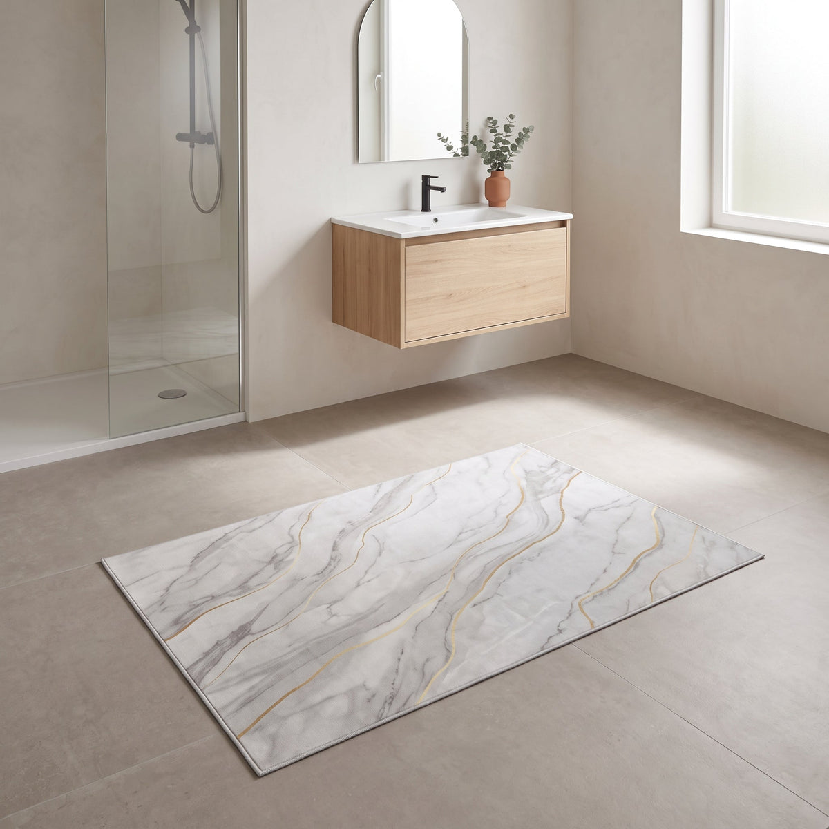Tapis de Bain Marbre Nordique Gris Perle en situation, vue en plongée